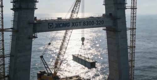 徐工重器护航世界级跨海工程 青龙门特大桥双主塔圆满封顶,--第1张 徐工重器护航世界级跨海工程 青龙门特大桥双主塔圆满封顶,--第1张